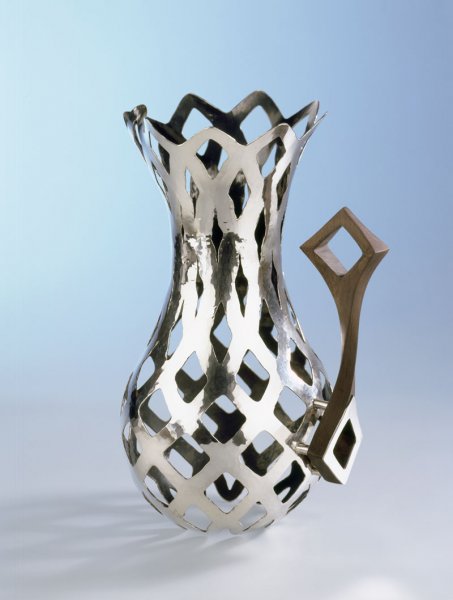 Piece -- materials: silver, palissander; dimensions: h 27, diameter 14 cm;